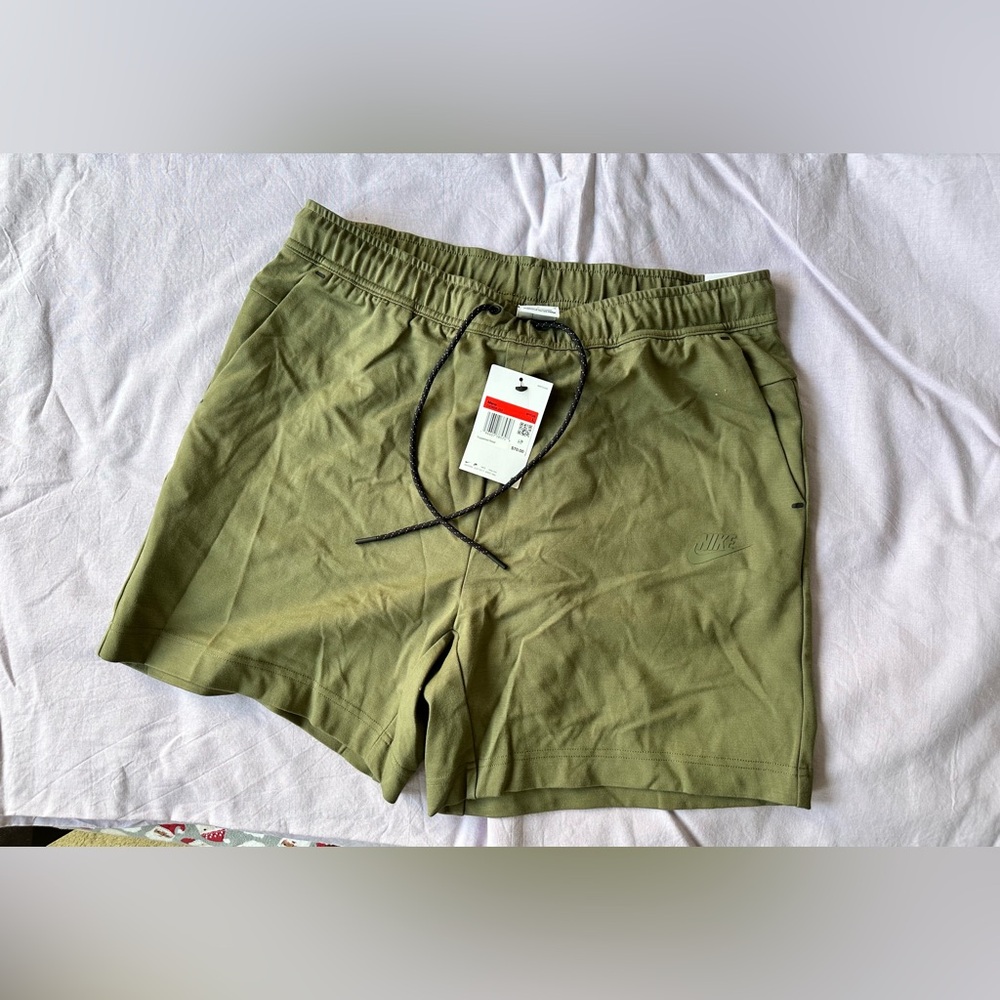 NWT NIKE SPORTSWEAR TECH FLEECE LIGHTWEIGHT SHORTS Olive - Picture 4 of 10